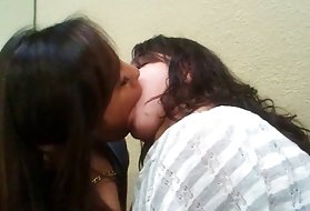 Beste porno, skjult kamera lesbisk kiss - 2 porno med normale bryster