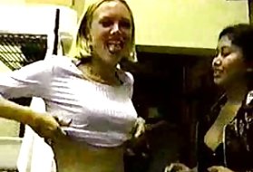Porno for å se online family blonde søta viser hennes bryster
