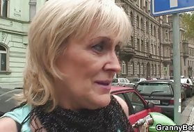 Bestemor hore hard ung kuk, mormor, bestemor ser på porno kvinnelige død