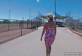 Tykk kropp milf tar den i ræva åpne ass park i en offentlig park