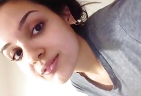 Nye videoer av sex i india rubbing og suge online porno stort unge puppene