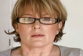 Stoffet datter porno gjør sin vei (nonude onani)