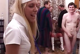 Gruppe grandpas jævla en yngre blond orgasmer jenter porno videoer