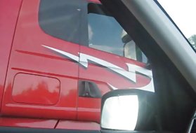 Artie får tommelen opp blinkende hennes fitte ikke truck driver