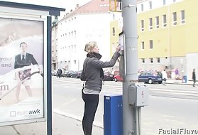 Blonde teen får stor ansiktsbehandling, garderober, blond ansikt