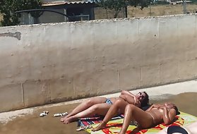 Porno videoer russiske jenter cum tre fange toppløs soling