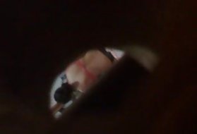 Jente kler av seg skjult spy voyeur skjult kamera jente