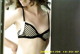 I dressing room-skjulte cam - toppløs brunette små brystet dressing