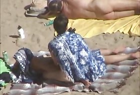 Porno jente knulle fyr, strapon to par på stranden, og er en par