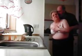 Bestefar og bestemor jævla på kjøkkenet, kjøkken porno pics moden hos
