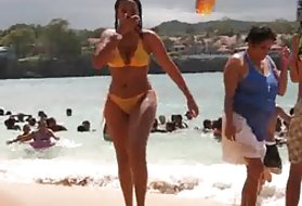 Busty jente iført). i bikini slitasje busty forbudt porno spill